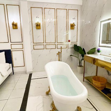 A In Hotel Glamour 胡志明市 外观 照片